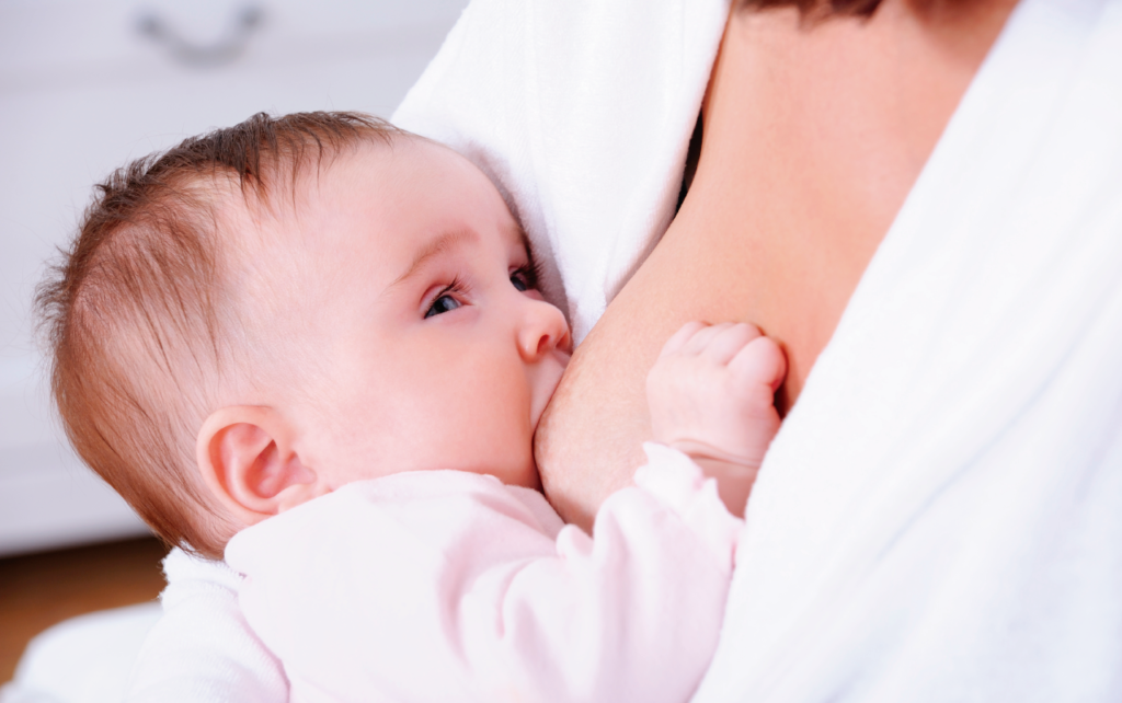 bebe tomando leche materna estando en lactancia mixta