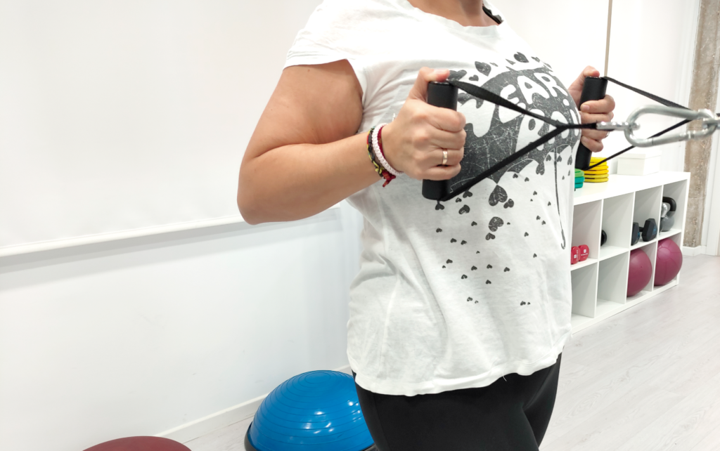 Chica en una sesión de entrenamiento personal dentro de su plan de actividad física, nutrición e hipopresivos