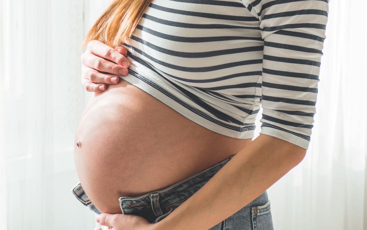 Mujer embarazada con ombligo salido hacia fuera