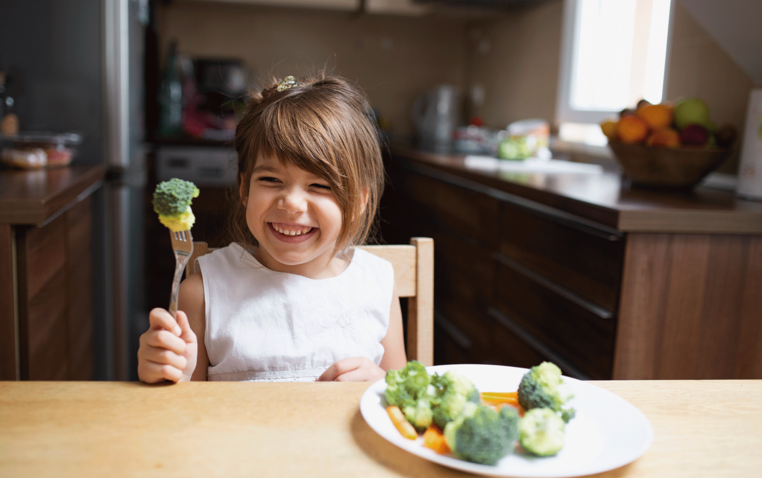 Niña comiendo verduras