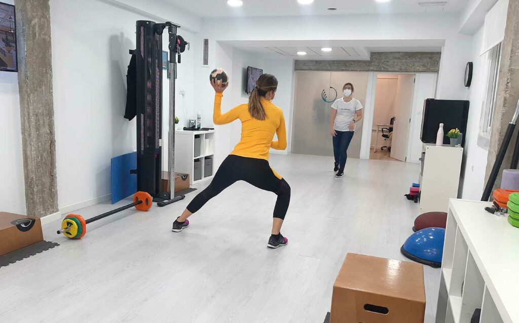 Beatriz Escribano jugadora profesional de balonmano realiza una sesión de entrenamiento y rehabilitación postparto