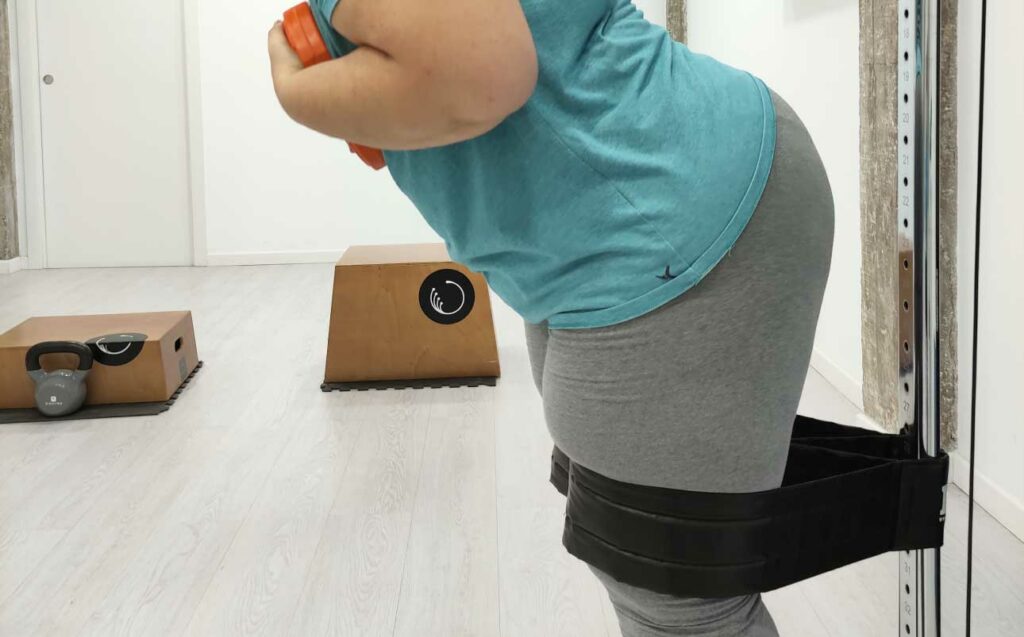 Ejercicio de isquiotibiales a través de movilidad de pelvis y un peso