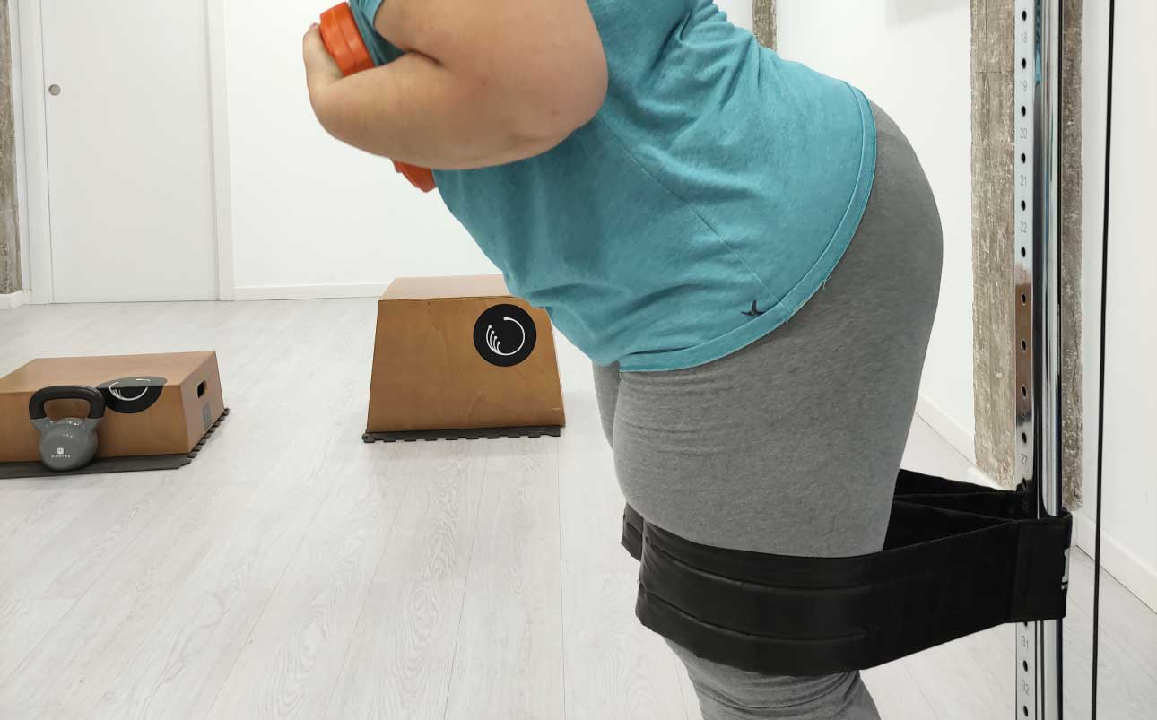 Ejercicio de isquiotibiales a través de movilidad de pelvis y un peso