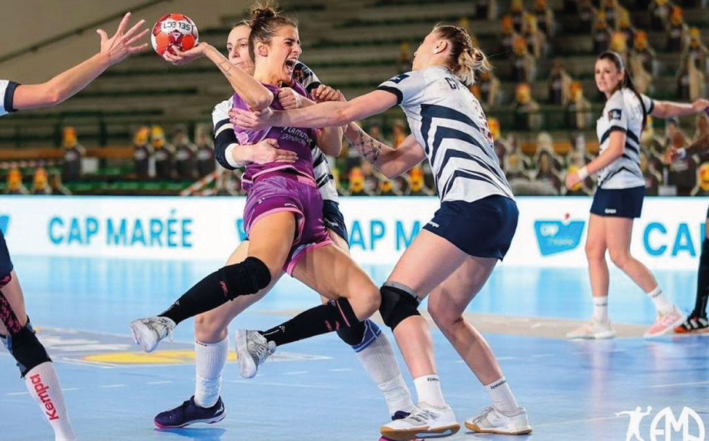 Beatriz escribano durante un partido de balonmano tras su postparto