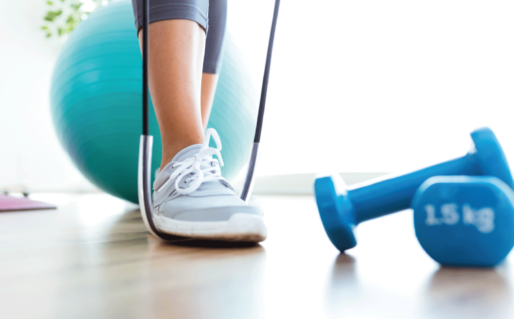 Mujer en sesion de entrenamiento de postparto