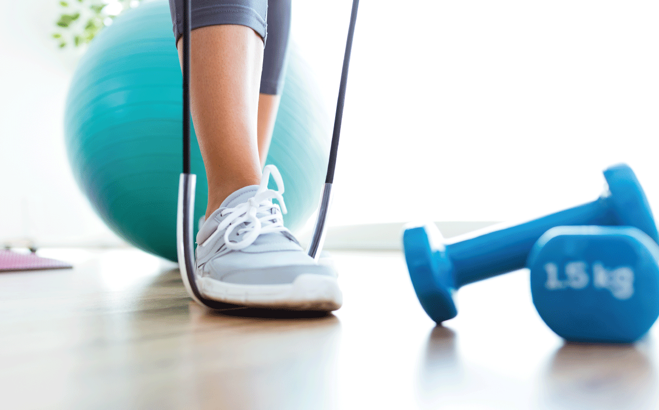 Mujer en sesion de entrenamiento de postparto