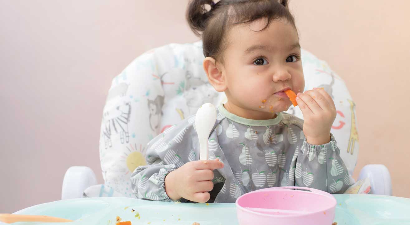 bebe alimentandose a traves del metodo baby led weaning